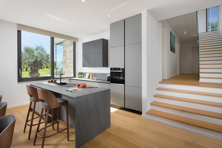 Kök och bar matplats plus mezzanin och trappa till övervåningen.