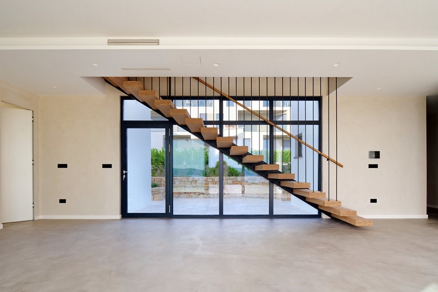 Interiörvy av villa i Kroatien med modern trappa, till salu