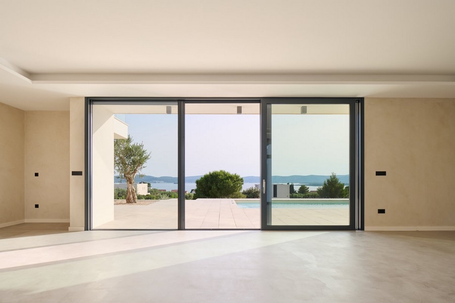 Stort vardagsrum av villa i Kroatien med trädgård och havsutsikt, till salu