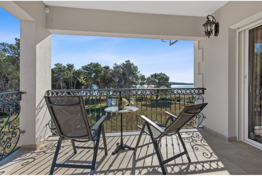 Balkong på Villa H3042 med utsikt över havet och medelhavsträdgården