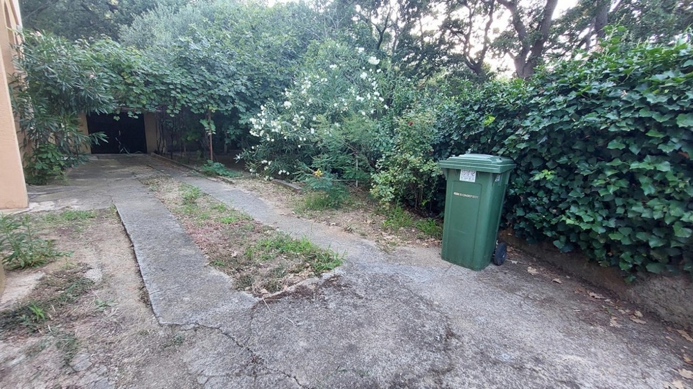 Uppfart och grönt utomhusområde i ett hus i Kroatien