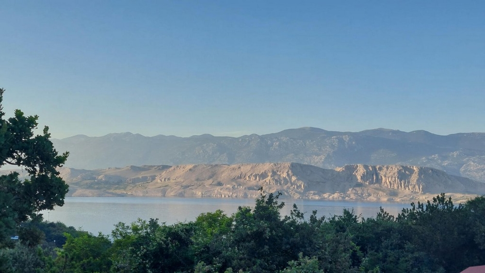 Fantastisk utsikt över havet och de omgivande bergen från en balkong i Kroatien