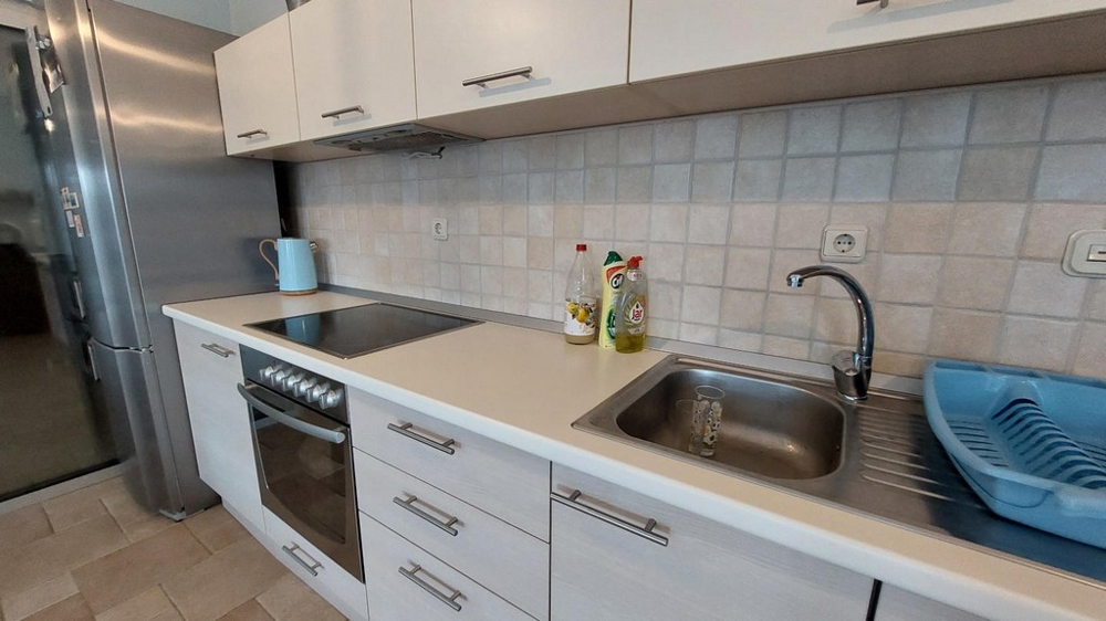 Modernt kök med spis, diskho och kylskåp i ett hus i Kroatien