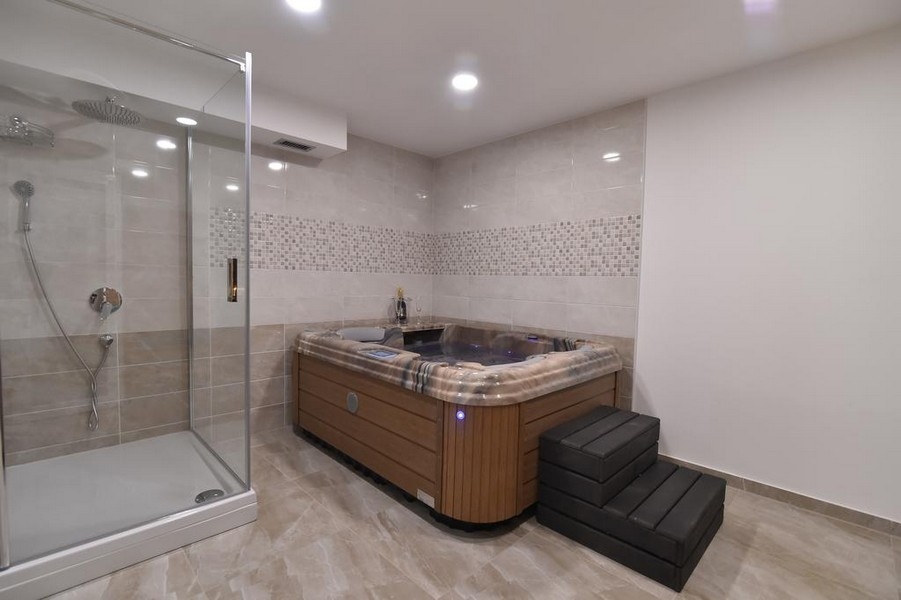 Badrum med dusch och bubbelpool, som erbjuds av fastighetsbyrån Panorama Scouting