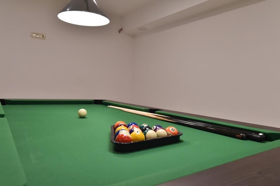 Biljardbord i hobbyrummet i huset H3045, som är till salu på ön Krk.