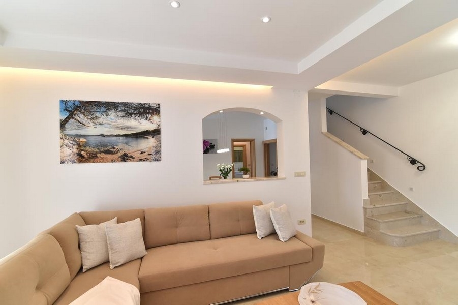 Mysigt vardagsrum med soffa och trappa