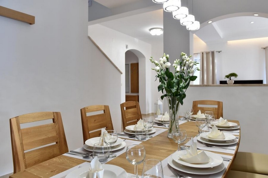 Elegant matplats med dukat bord och blomsterarrangemang