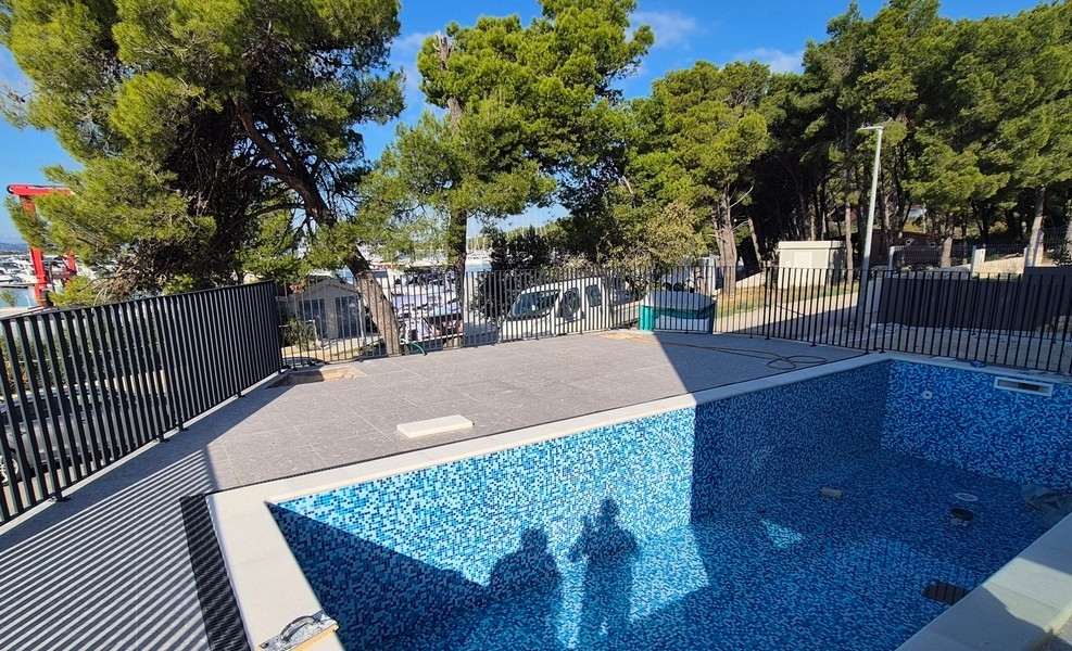 Modern villa med pool och garage vid havet - fastighet H3047.