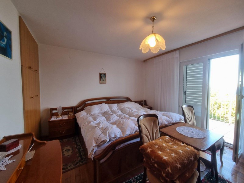 Sovrum med stor säng och tillgång till balkong i ett hus i Sveti Juraj, Kroatien