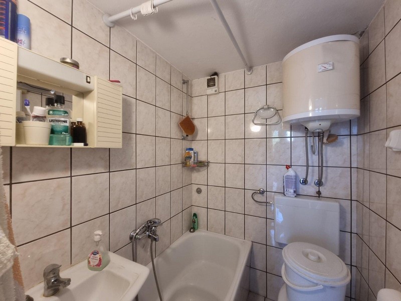 Litet badrum med badkar, handfat och toalett i ett hus i Sveti Juraj, Kroatien