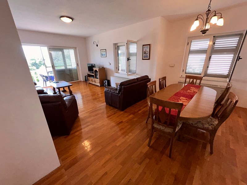 Vardagsrum med högkvalitativ parkett.