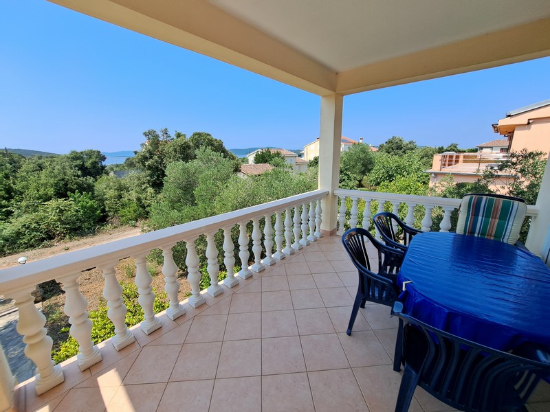 Havsutsikt från terrassen på fastighet H3354 på Ugljan i Kroatien.