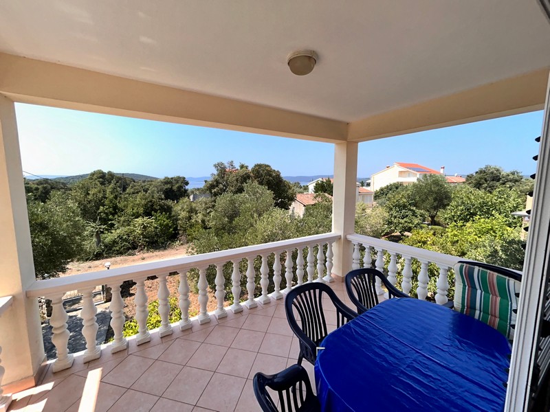 Vacker terrass med tak - fastighet H3354 i Kroatien.