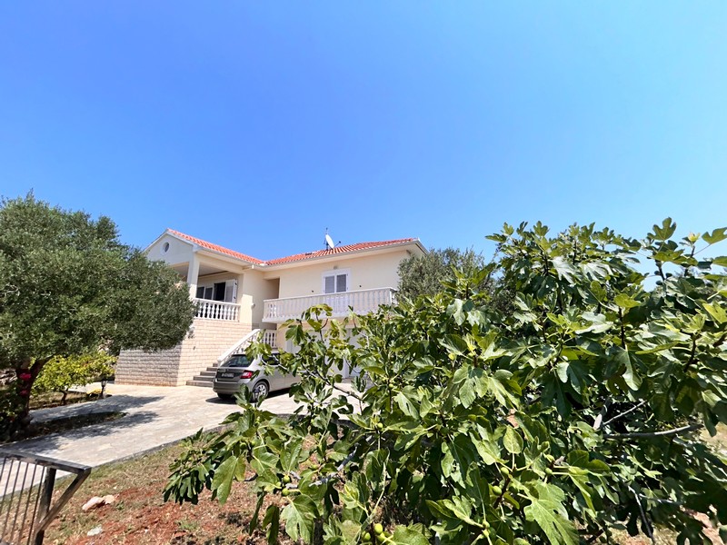 Köp ett medelhavshus på ön Ugljan.