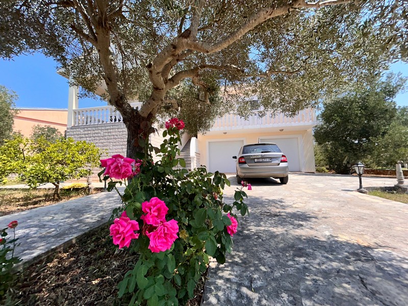 Ingång till hus H3354 på ön Ugljan, Kroatien.