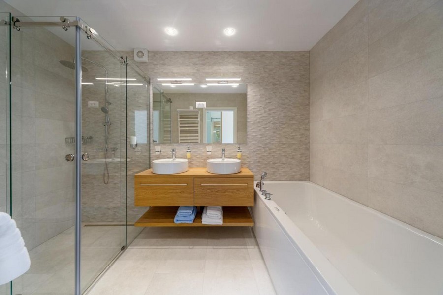 Badrum med dusch och badkar