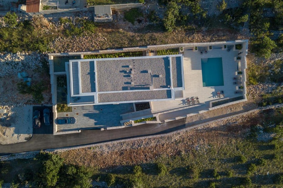 Flygfoto över villan och poolen