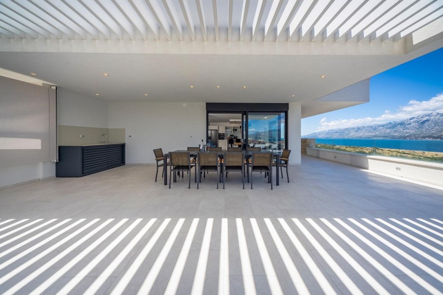 Stor täckt terrass med vacker havsutsikt.