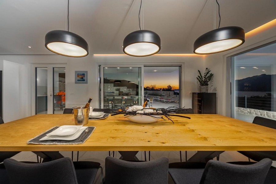 Matplats med modern belysning