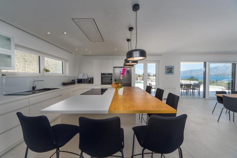 Modernt kök med stor arbetsyta