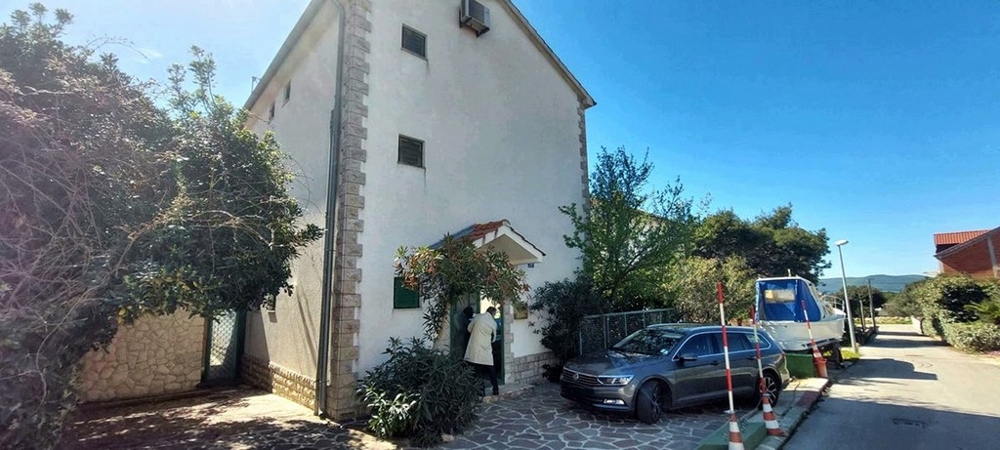 Baksidan av fastigheten H3359, utbjuden till försäljning i Kroatien.