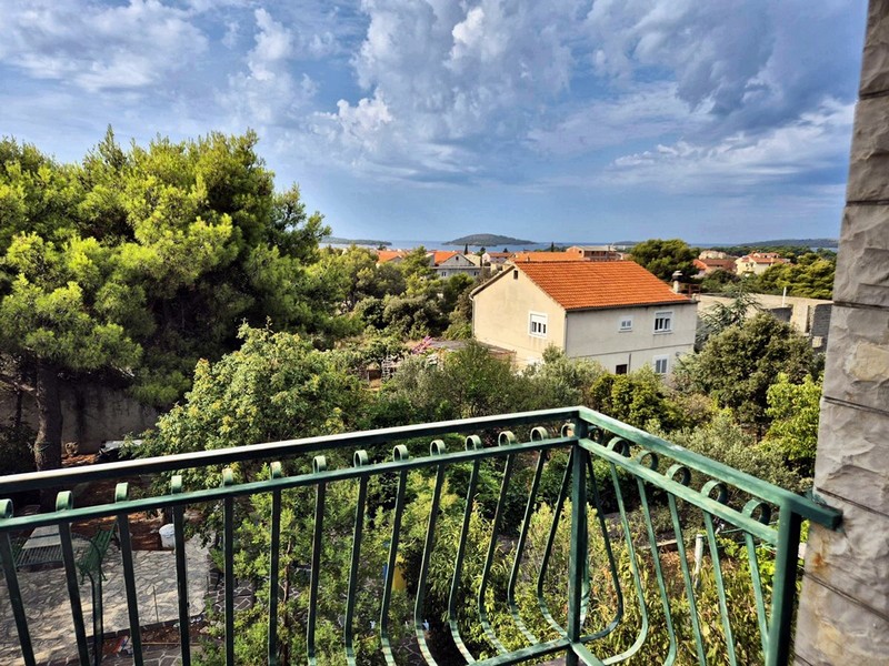 Havsutsikt från balkongen på fastighet H3359 nära Sibenik i Kroatien.