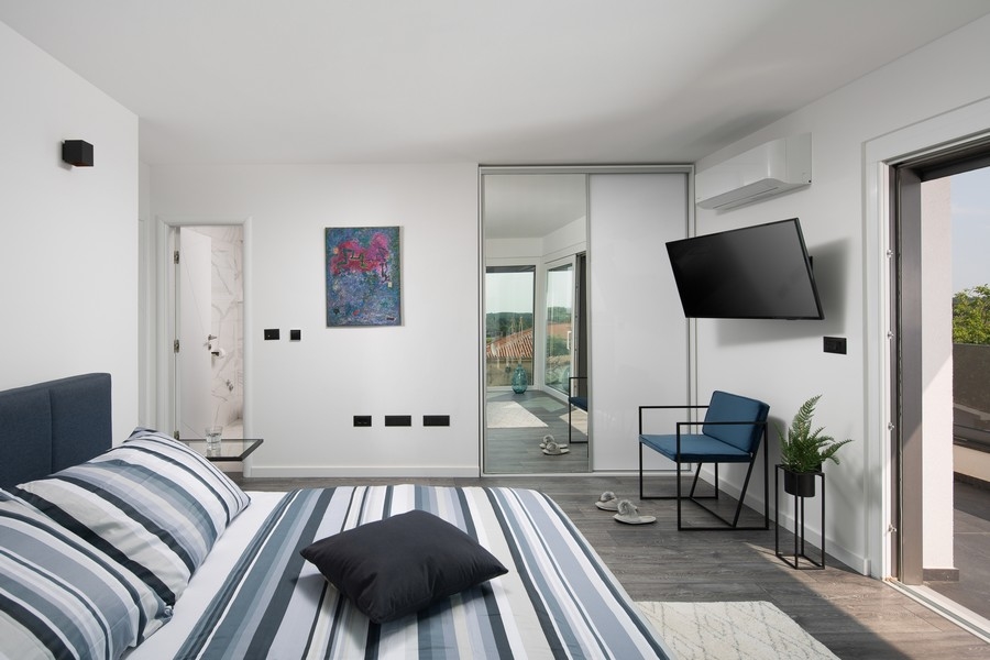 Luftkonditionerat sovrum med TV.