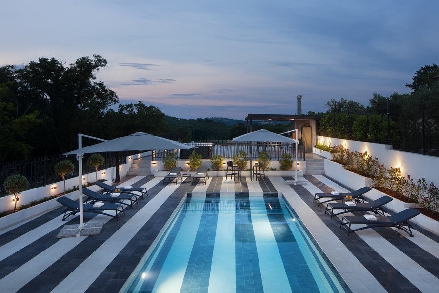 Pool och solterrass med ränder på marken - fastighet H3361 till salu i Istrien.