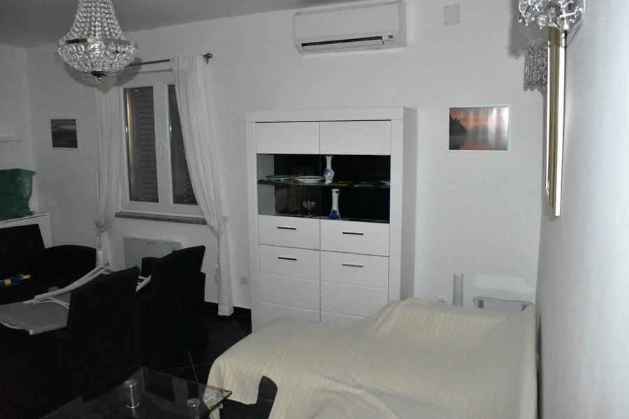 Vardagsrum med luftkonditionering.