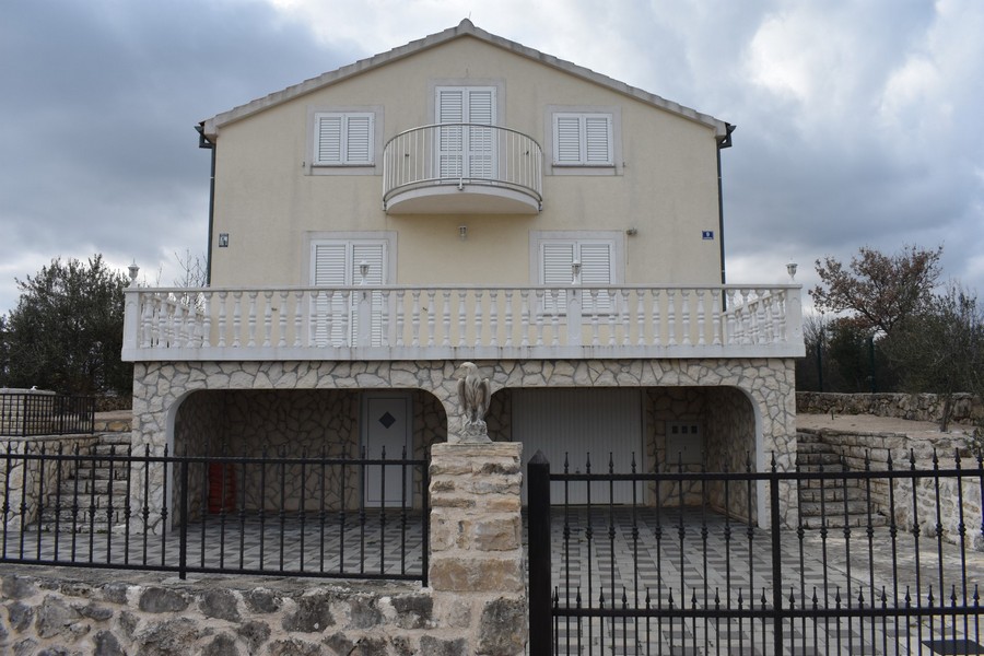 Hela fastigheten är inhägnad.