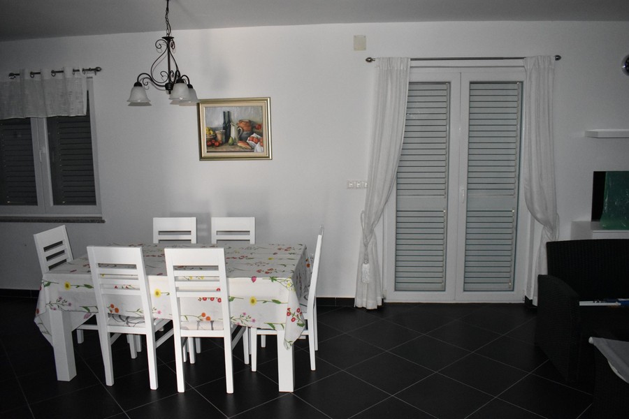 Matplats med funktionell inredning.