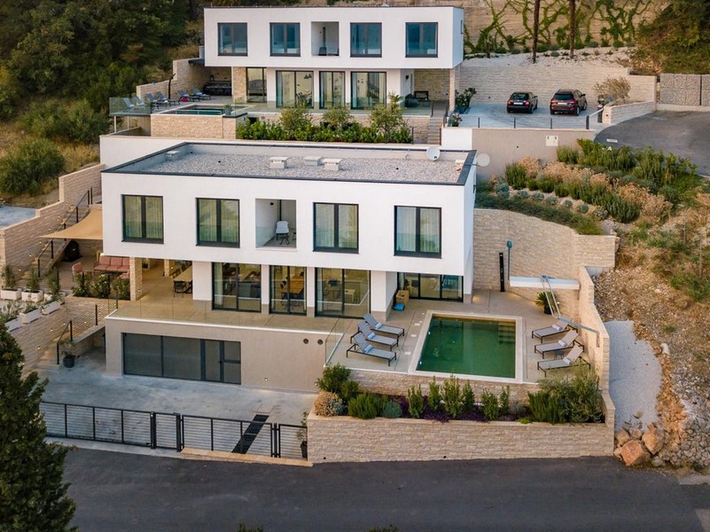 Den nedre villan är för närvarande till salu i Kroatien.