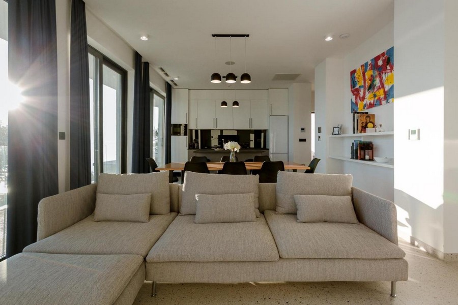 Det modernt inredda vardagsrummet.