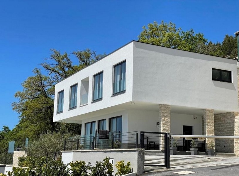 Fastighet H3390 i Kroatien - en modern villa till salu.