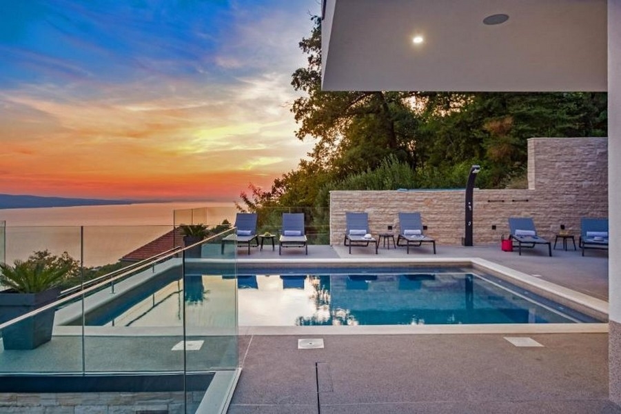Solnedgång från terrassen med pool av villa H3390, som är till salu i Kroatien.