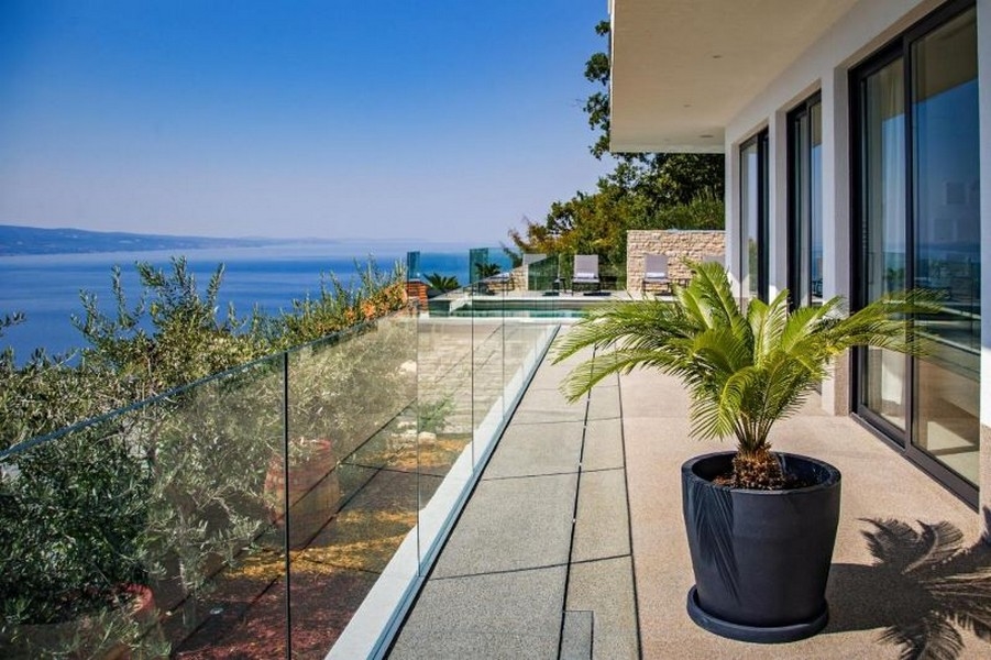 Utsikt från balkongen med palm - hus H3390 i Omis, Kroatien.