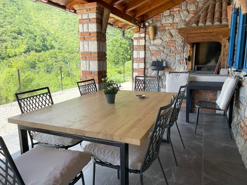 Utomhusgrill - täckt matplats.