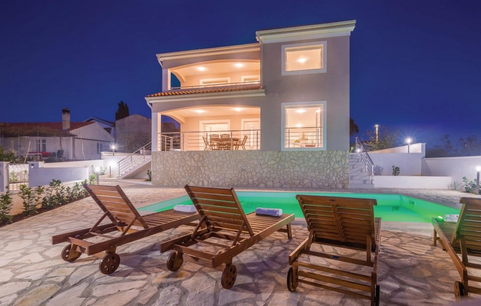 Medelhavshus med pool på natten - till salu i Kroatien.