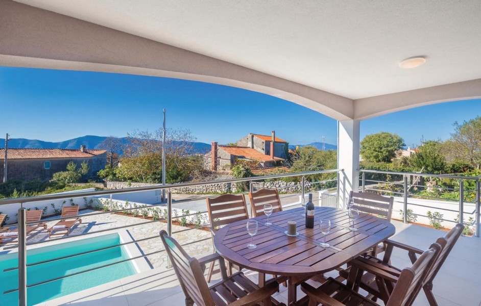 Balkong med havsutsikt - köp ett hus på ön Krk, Kroatien.