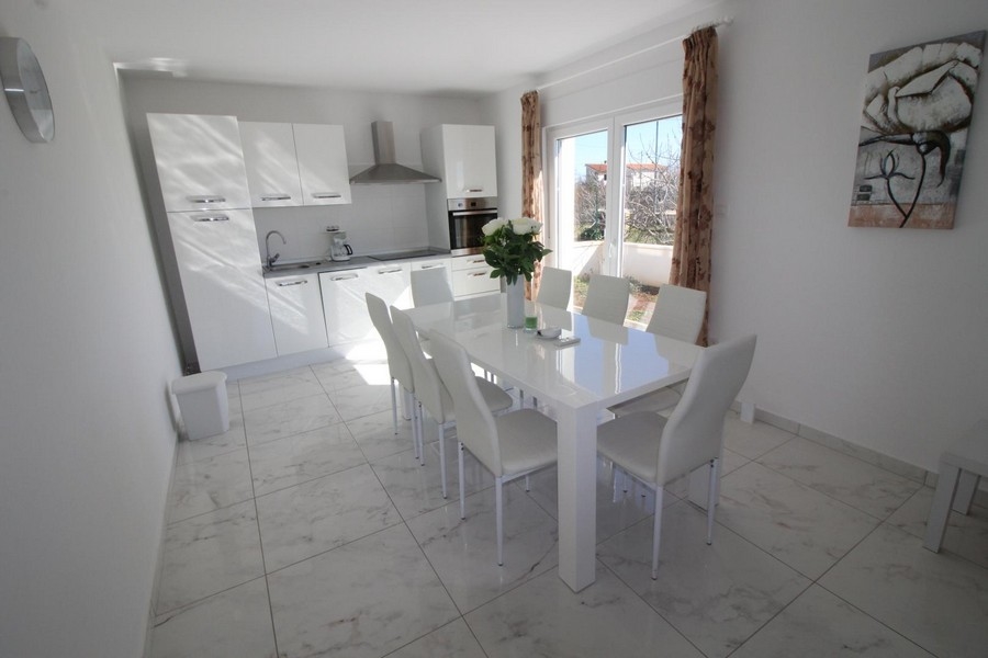 Mat- och vardagsrum på bottenvåningen i fastighet H873.