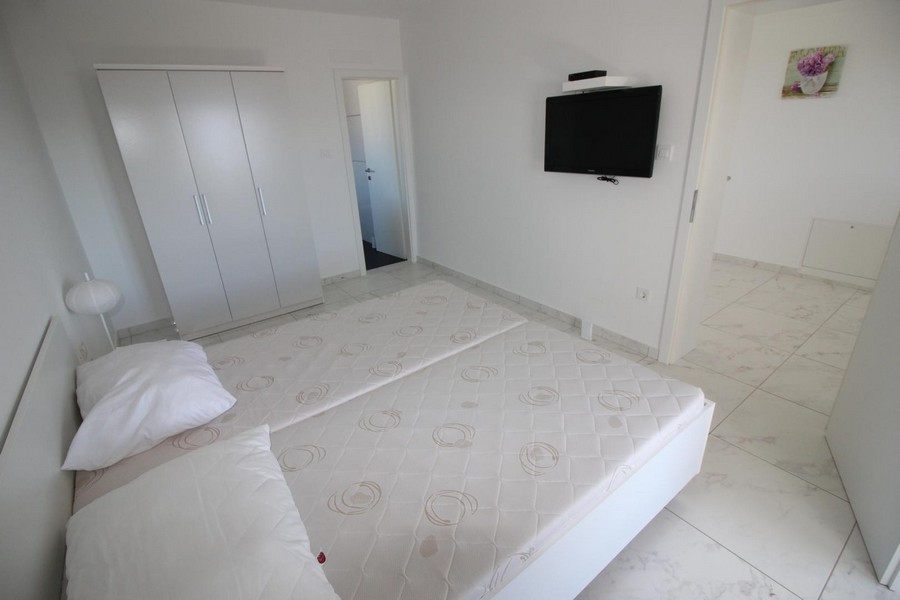 Balkongen på övervåningen i hus H873 på ön Krk i Kvarnerbukten.