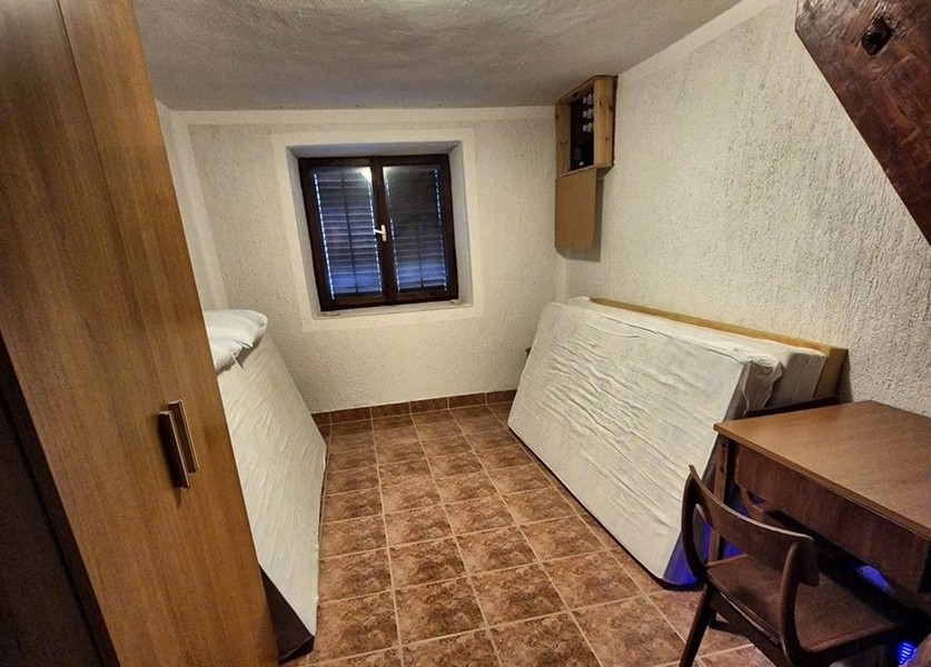 Sovrum av fastighet H3401 i Kroatien.