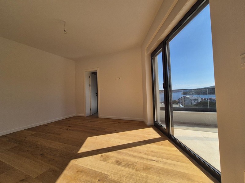 Högkvalitativt parkettgolv i fastighet H3406 i Kroatien.