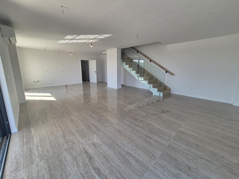 Rum under uppbyggnad med golvvärme och panoramafönster, havsutsikt i bakgrunden