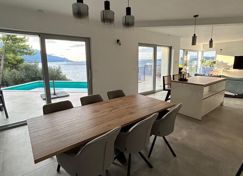 Matplats och utsikt över poolen.