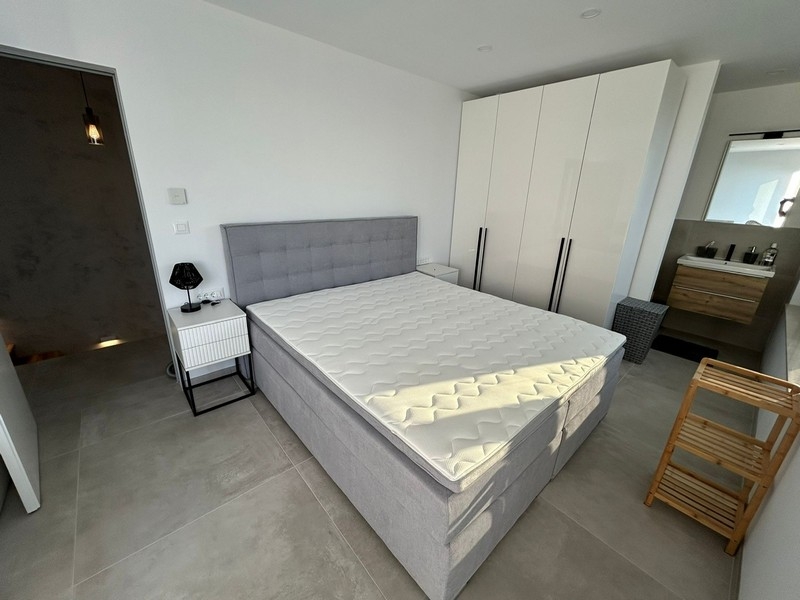 Dubbelsäng i det nya sovrummet i Villa H3407 i Kroatien.