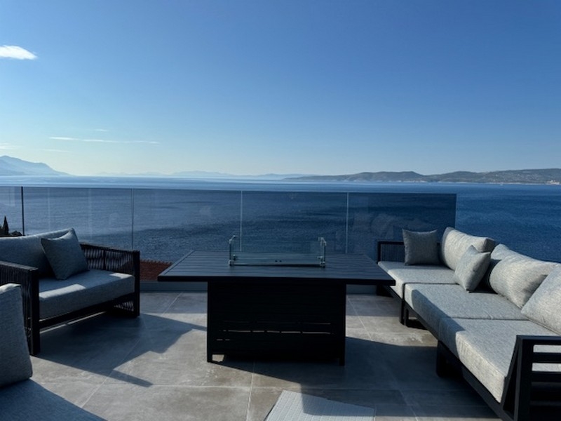 Pool och havsutsikt över fastighet H3407 i Kroatien.