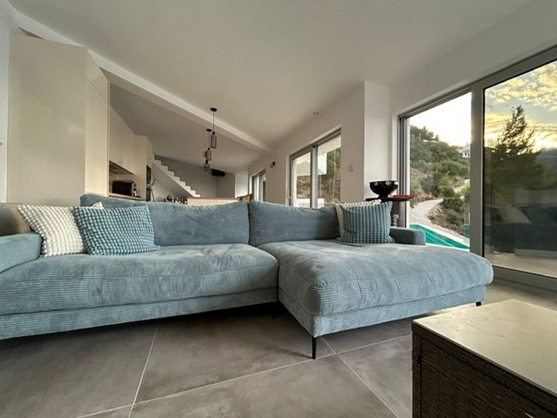 Nybyggd medelhavsvilla i modern stil.