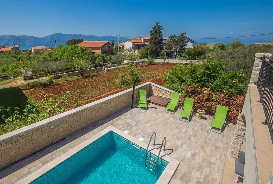 Havsutsikt från den övre balkongen av huset till salu i Kroatien.