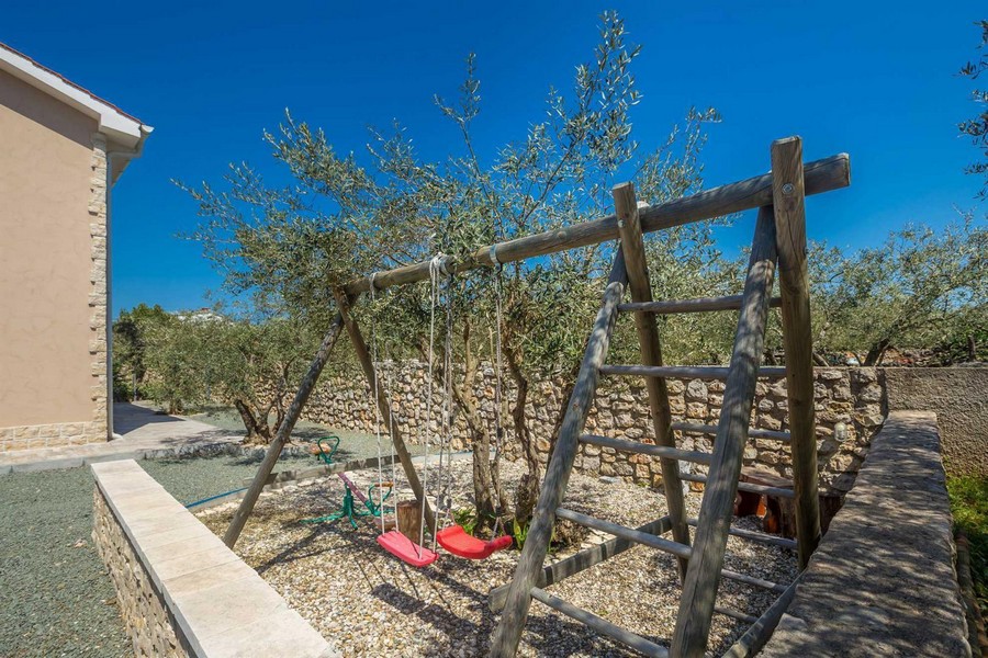 Lekplats utanför hus H3409.